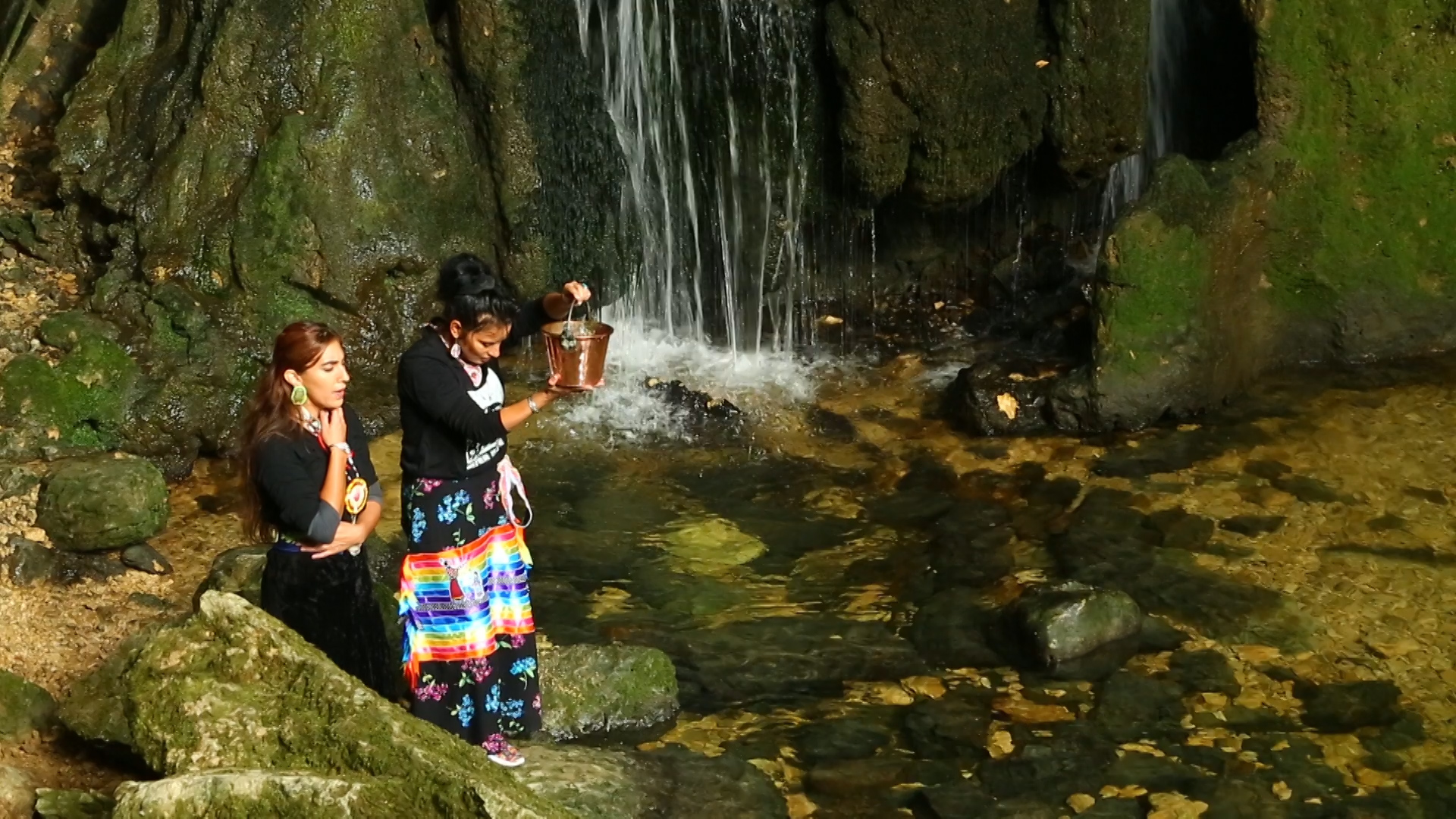Fawn et Zyanya à la source de la Loue