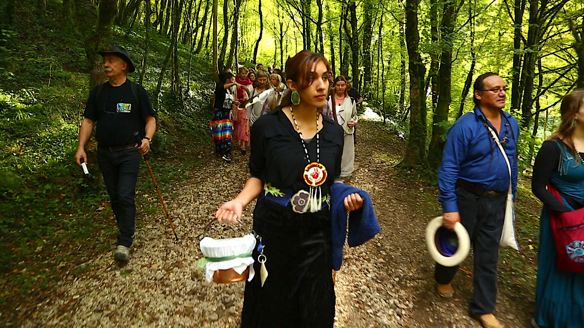Zyanya porte l'eau de la source de la Loue