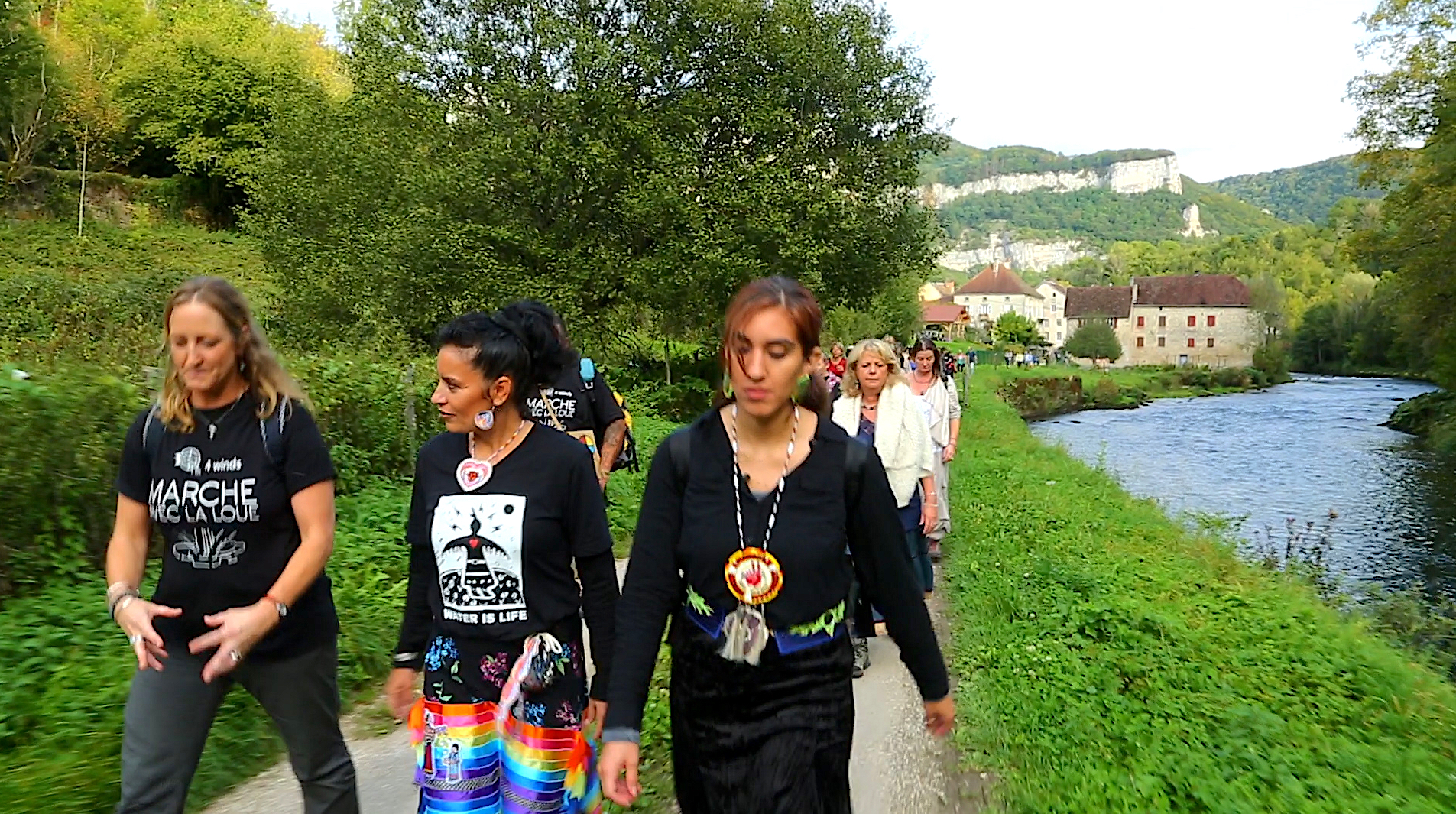 Fawn et Zyanya mènent la marche pour la rivière